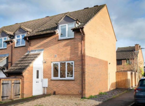 Modern 2 Bed Apt Located Close To Village Centre